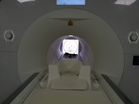 Une vue du tunnel IRM avec l’écran et le système EyeLink